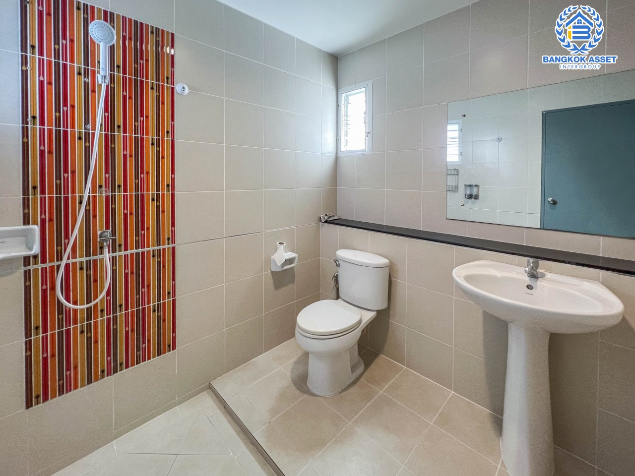 *****บ้านแฝดมือสอง ม.ชวนชื่น ไพรเวทพาร์ค วัชรพล-รามอินทรา เนื้อที่ 37.1 ตร.ว. ฟังก์ชัน 3 ห้องนอน 2 ห้องน้ำ จอดรถได้ 1 คัน  บนทำเลเชื่อมต่อหลายเส้นทาง ถ.รามอินทรา ถ.สายไหม และถ.พหลโยธิน ใกล้ทางด่วน "ศรีรัช" และ "เซ็นทรัลรามอินทรา"